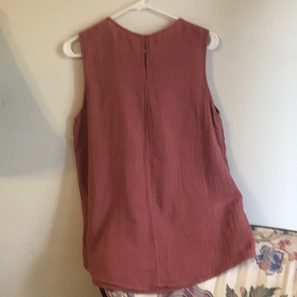 Lacy detail on this delicate looking top. Size L - Picture 2 of 3